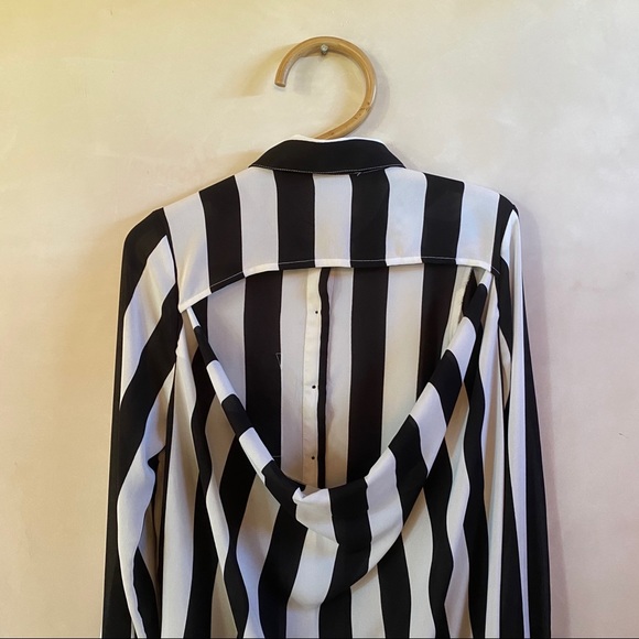 Striped Backless Blouse - Picture 2 of 4